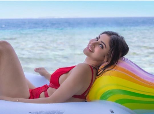 Mouni Roy desfruta de férias relaxantes nas Maldivas