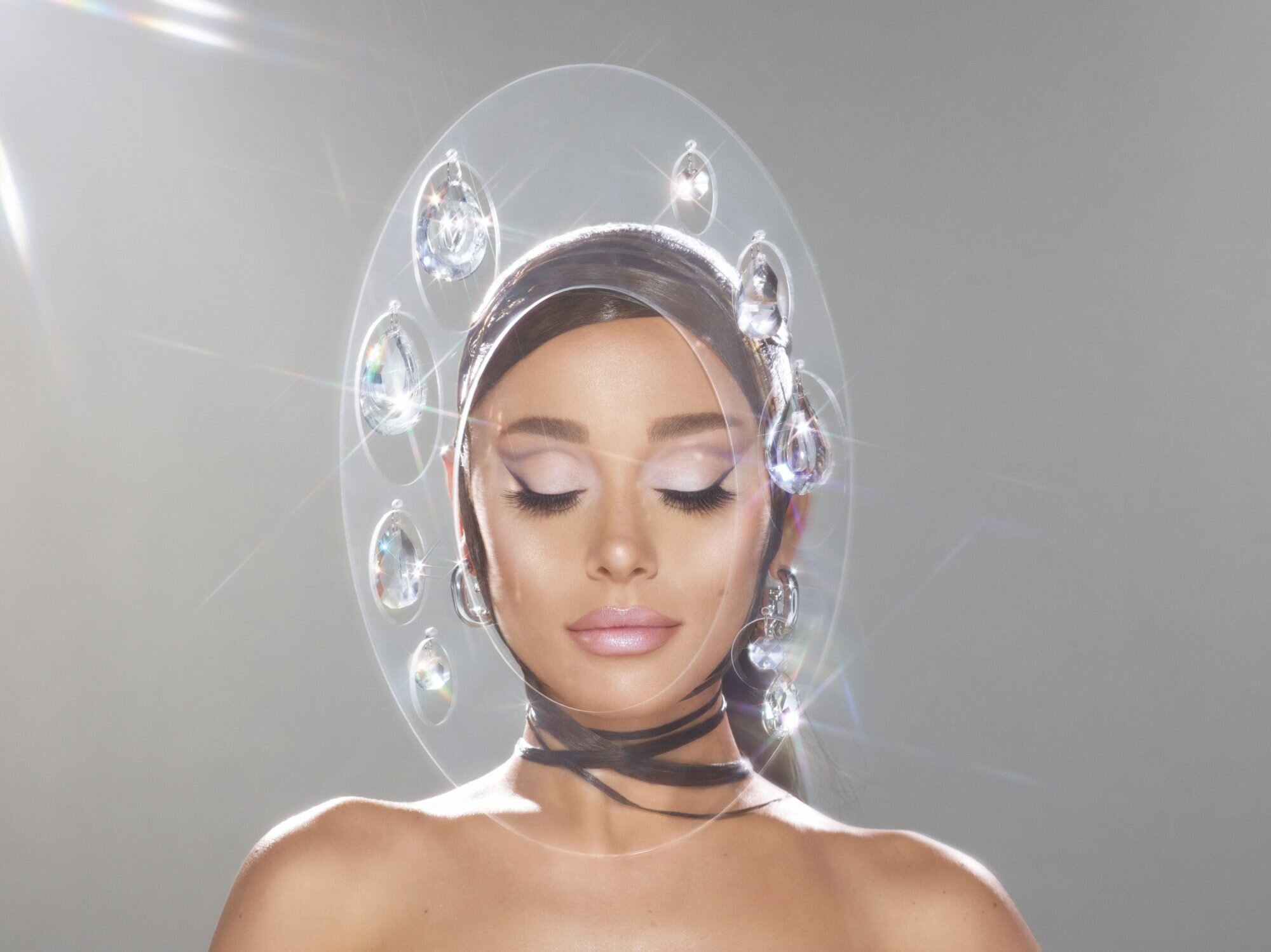 Ariana Grande lance sa ligne de beauté R.E.M. Beauté